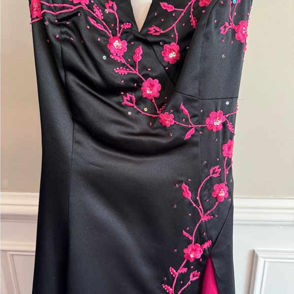 NIKI LAVIS BLACK GOWN WITH PINK FLORAL EMBROIDERY SIZE 6 - Picture 2 of 8